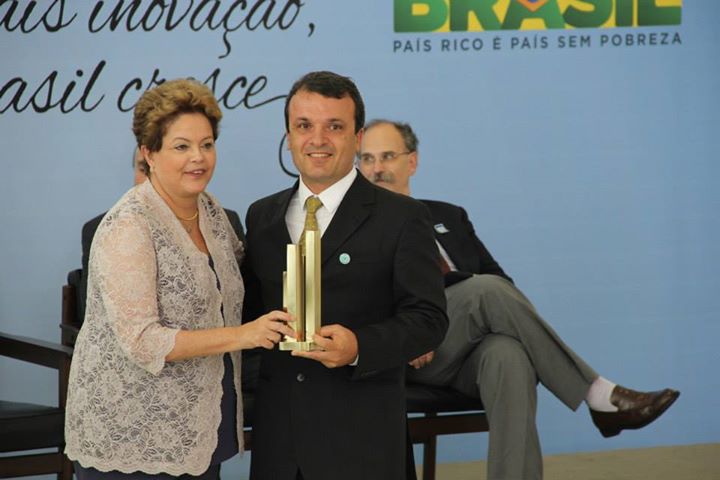 Presidenta Dilma entrega troféu a José Roberto Assy, vencedor da categoria Inventor Inovador.