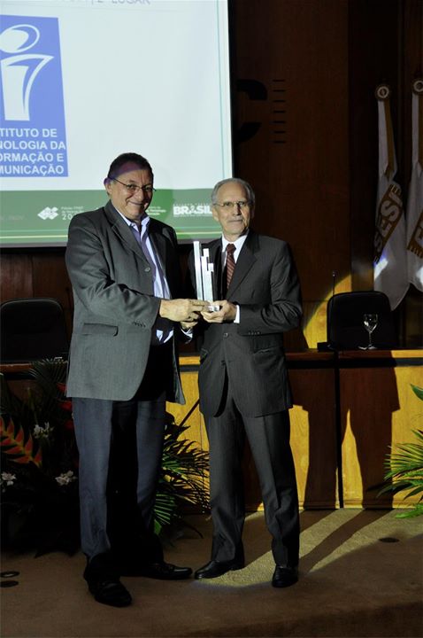 Carlos Artur Sobreira Rocha, do Instituto de Tecnologia da Informação e Comunicação - ITIC -, segundo lugar na categoria ICT, recebe troféu de Antônio Salvador da Rocha, reitor de extenção da UFC.