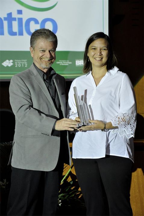 Wietske Ineke Meyering, do Instituto Atlântico, vencedor da categoria ICT, recebe troféu de Alberto Moreira Rocha, do INPI.