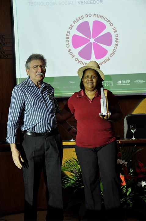Maria Domingas Marques Pinto, da União dos Clubes de Mães do Municíio de Itapecuru Mirim, vencedora da categoria tecnologia Social, recebe troféu de Ary Marques da Silva, presidente da Rede Incubadora de Empresas do Ceará (RIC).