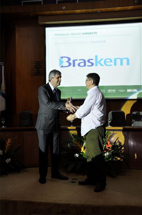 Antônio Morschbacker, da Braskem, vencedora da categoria Inovação Sustentável, recebe troféu de Haroldo Rodrigues Albuquerque, presidente da FUNCAP.