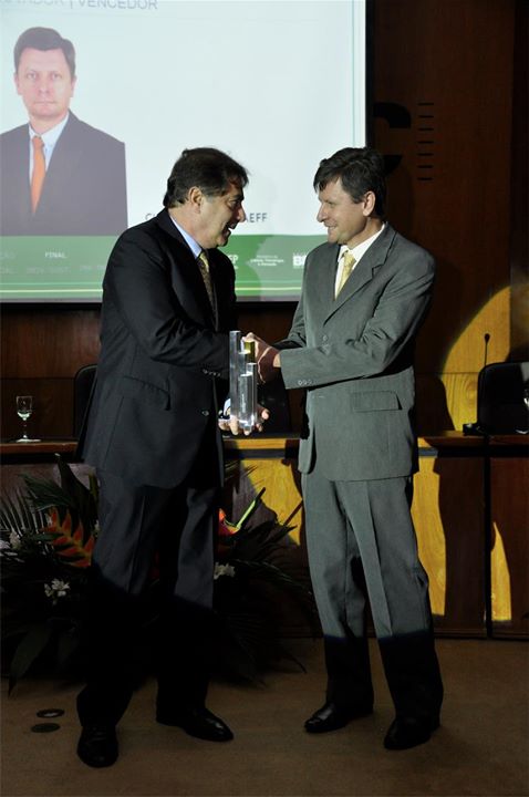 Cláudio Truchlaeff, vencedor da categoria Inventor Inovador, recebe troféu de Carlos Ganem, coordenador nacional do prêmio FNEP.