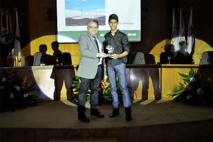 José Miguel Fernandes, segundo colocado na categoria Prêmio FINEP Jovem, recebe troféu de Alexandre Cialdini, secretário de Finanças de Forteleza.
