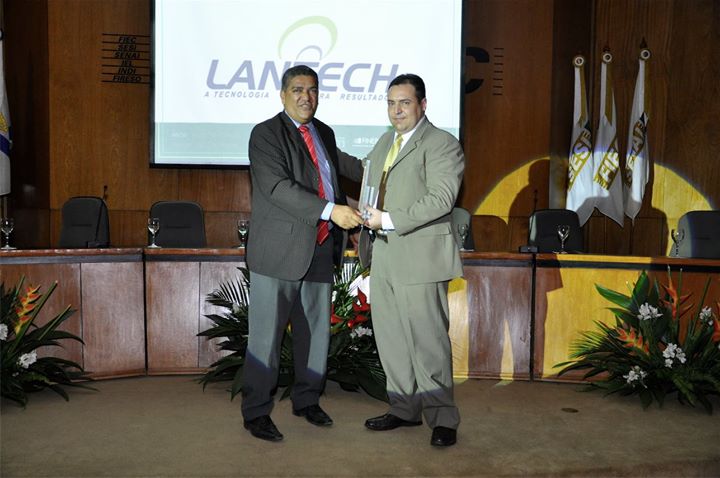 Francisco Cesar Lopes Jr, da Lantech Serviços de Infromática, terciero lugar na categoria Pequena Empresa, recebe troféu de José Jackson Coelho Sampaio, reitor da UECE.