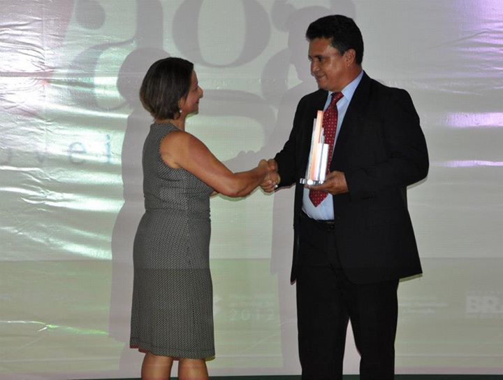 Abnildo Sousa da Silva, da Aga Móveis, terceiro colocado na categoria Pequena Empresa, recebe troféu de Maria José Macário, representante do Sebrae/Pará.