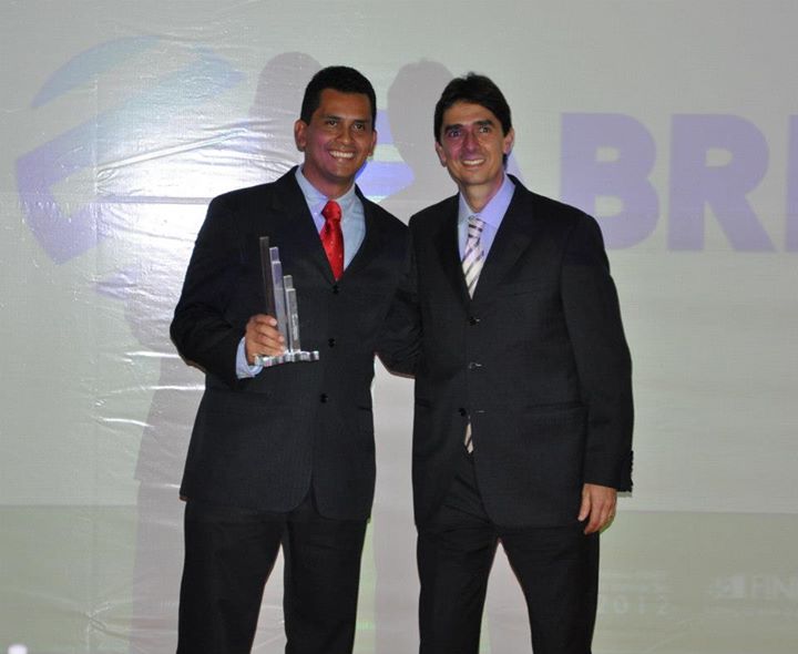 Fredson Andrade da Encarnação, da Fabric Soluções, segundo colocado na categoria Pequena Empresa, recebe troféu do diretor presidente da Fundação Guamá, Antônio Jorge Gomes.