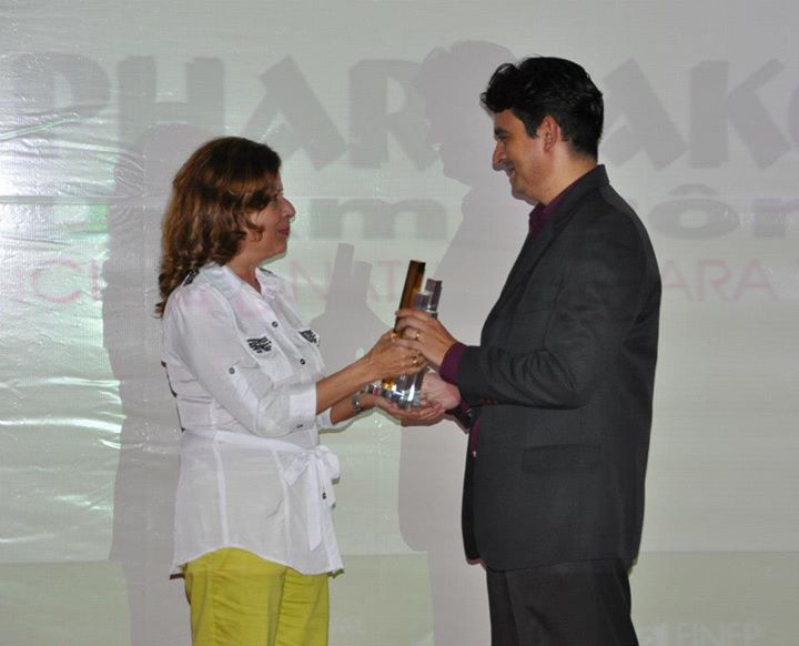 Schubert Pinto, da Pharmakos d'Amazônia, empresa vencedora na categoria Inovação Sustentável, recebe prêmio da pró-reitora Pesquisa, Pós-Graduação, e Extensão da Universidade da Amazônia,  Núbia Maria Vasconcelos Maciel.