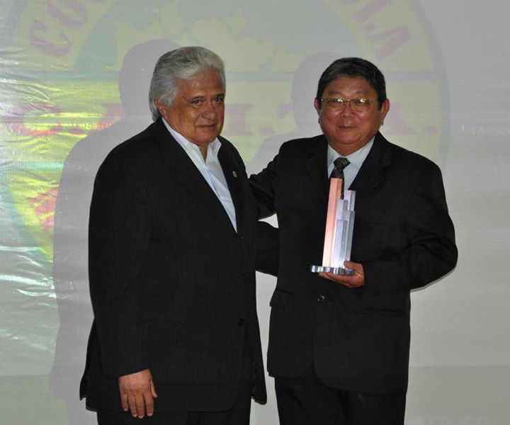 Francisco Wataru Sakaguchi, da Cooperativa Agrícola Mista de Tomé-Açu, terceiro colocado na categoria Tecnologia Social, recebe troféu do vice-reitor da Universidade Federal Rural da Amazônia, Paulo de Jesus Santos.