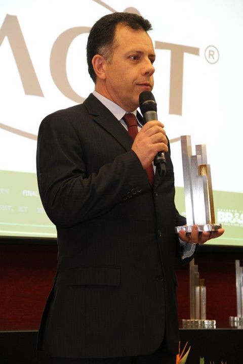 Luiz Carlos Paiva Teixeira, representante da IACIT (SP),  primeira colocada na categoria Média Empresa