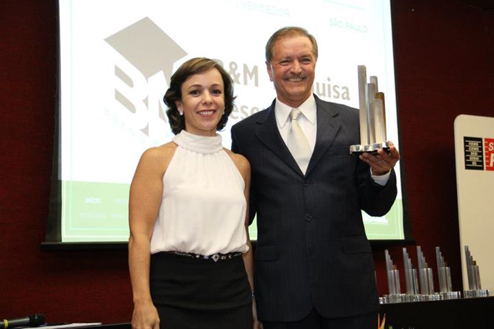A pró-reitora adjunta de pesquisa da UFMG, Marisa Cotta Mancine, e José Mak, representante da B&M Pesquisa e Desenvolvimento (SP), vencedora da categoria Inovação Sustentável
