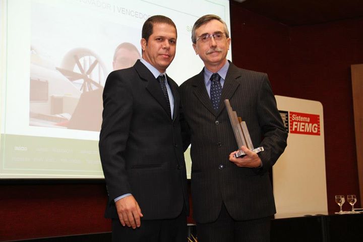 O representante do INPI, José Renato Carvalho Gomes, e o vencedor da categoria Inventor Inovador, Marcos Aurélio Corrêa Machado, de São Paulo