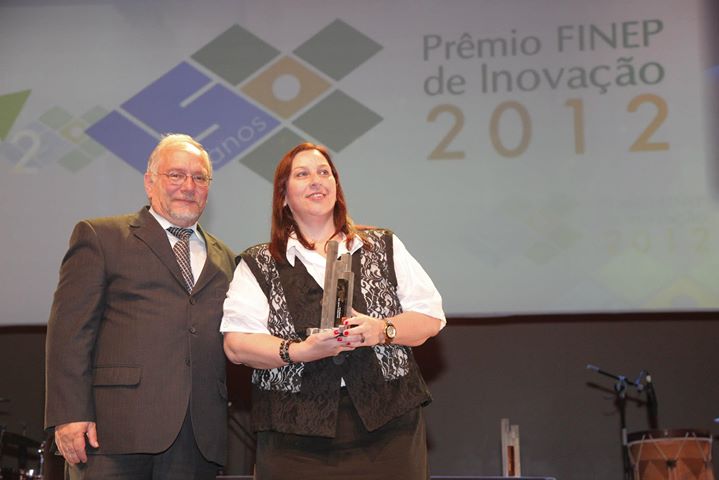Enedina Maria Teixeira da Silva, da UNICRUZ, segundo lugar na categoria Tecnologia Social, recebe troféu do pró-Reitor da UNISINOS, Pedro Gilberto Gomes.