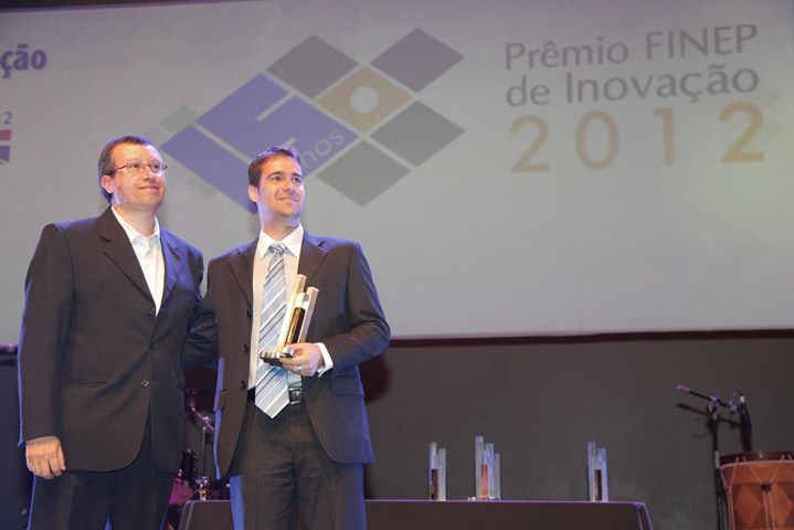 Marcos Vinicius Fier Girotto, do Instituto Gia, vencedor da categoria Tecnologia Social, recebe troféu do pró-reitor acadêmico da UNIOESTE, Jandor Ferreira Lima.