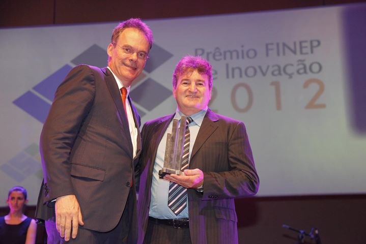 Rubens Ferronato, da Multiplano, vencedora da categoria Tecnologia Assitiva, recebe troféu do vice-presidente da FIERGS, Ricardo Felizzola.