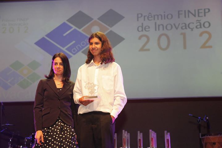 Rafael De Paula Henschel, segundo lugar na categoria Prêmio Jovem Inovador,  recebe troféu de Gabriela Ferreira, coordenadora de Inovação da PUC/RS.