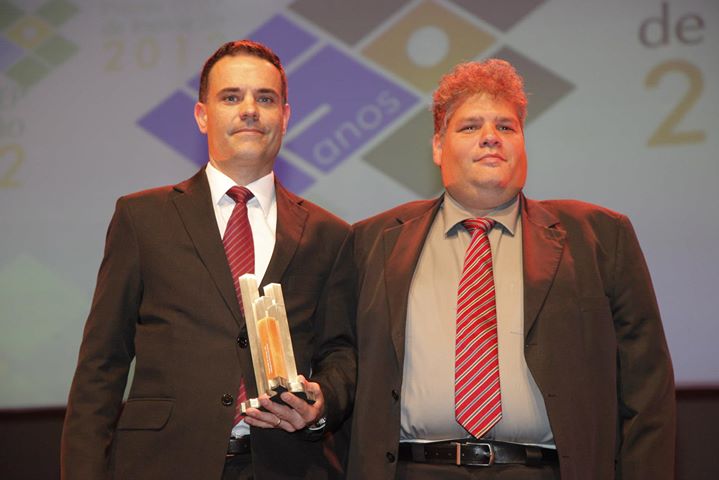 Mário Soares Torres, do CETA - SENAI/RS, terceiro lugar na categoria ICT, recebe troféu de Rochester Gomes da Costa, coordenador regional do Prêmio FINEP.