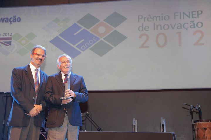 Diógenes Santiago Santos, do Centro de Pesquisas em Biologia Molecular e Funcional da PUC/RS, segundo lugar na categoria ICT, recebe troféu do pró-reitor da PUC/RS, Jorge Luis Nicolas Audy.