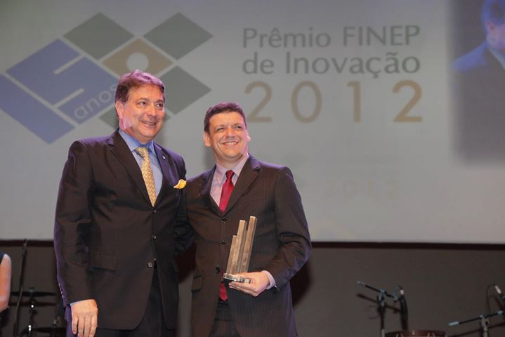 Roberto Carlos dos Santos Pacheco, do Instituto Stela, vencedor da categoria ICT, recebe troféu de Carlos Ganem, coordenador nacional do Prêmio FINEP.
