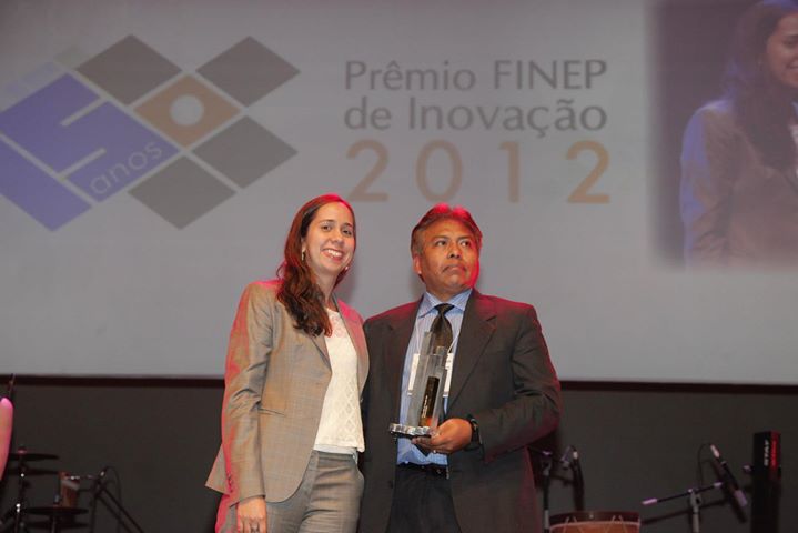 Camilo Freddy Mendoza Morejon, da UNIOESTE, vencedor na categoria Inventor Inovador, recebe troféu de Maria Isabel Toledo Cunha, do INPI.