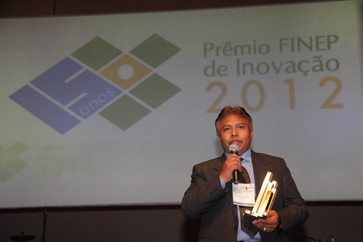 Camilo Freddy Mendoza Morejon, da UNIOESTE, vencedor na categoria Inventor Inovador.