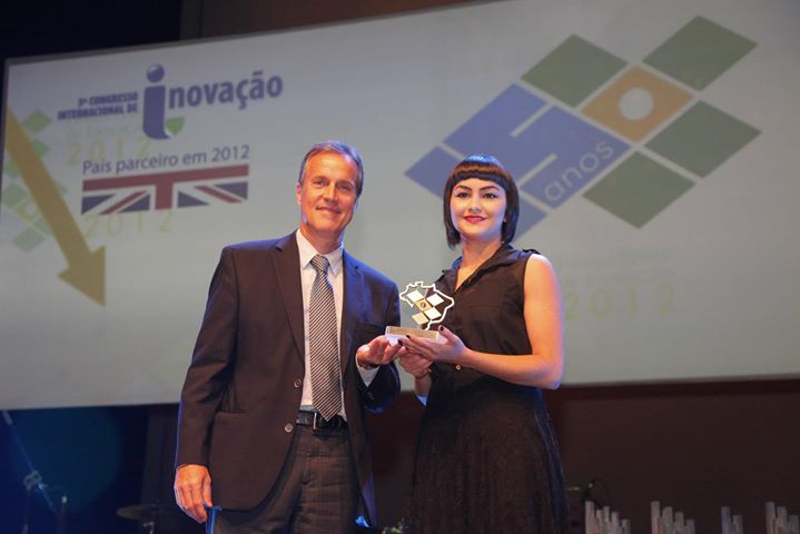 Fernando Riberio, diretor da FINEP, entrega troféu a Maria Isabel Caetano de  Souza, vencedora do Prêmio FINEP Jovem.