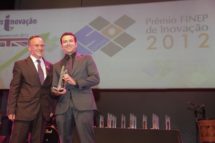 Regis Henrique Gonçalves e Silva, da SPS, segundo lugar na categoria Pequena Empresa, recebe troféu de Leo Heinzenreder, diretor superintendente do SEBRAE/RS.