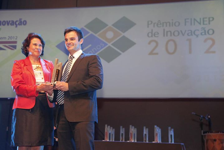 Eduardo Markmann, da Toth Tecnologia, vencedora da categoria Pequena Empresa, recebe troféu de Nádya Pesce da Silveira, presidente da FAPERGS.