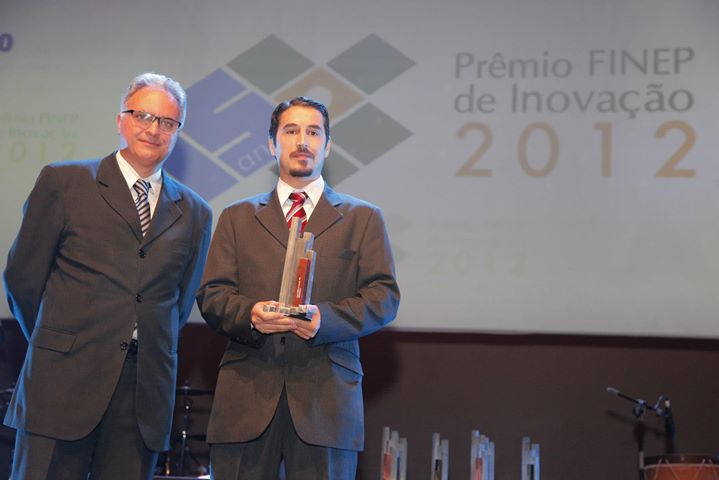 Marcos Florão, da Softplan, terceiro lugar na categoria Média Empresa, recebe troféu de Edison Lisboa, superintendente regional do SESI/RS.