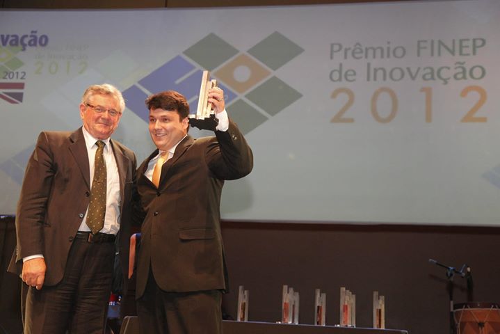 Rafale Bosse Brinhosa, da Neogrid, segundo lugar na categoria Média Empresa, recebe troféu de José Zortéa, diretor regional do SENAI/RS.