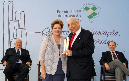 Domingo Braile recebe troféu da presidenta Dilma Rousseff.